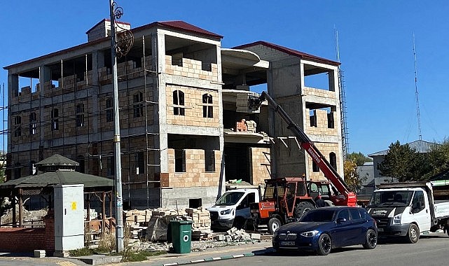 Göle Belediyesinin yeni hizmet binası bitme aşamasına geldi