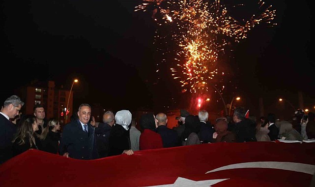 Havai fişek gösterisi geceyi aydınlattı
