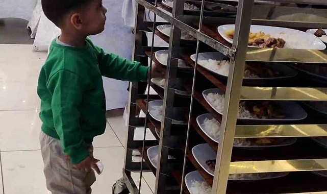Her tabaktan yemek alan çocuğun görüntüleri güldürdü