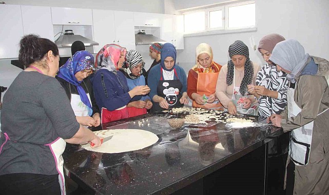İş sahibi olmak isteyen kadınlar, aşçılık kursunda ter döküyor