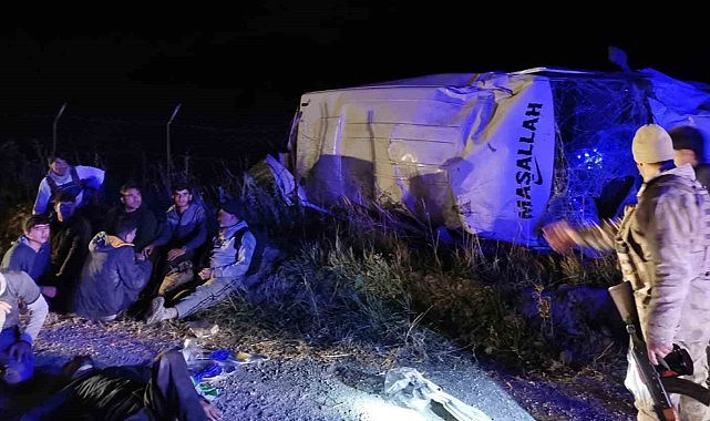 Kaçak göçmenleri taşıyan minibüs devrildi: 20 yaralı
