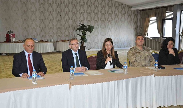 Kars'ta kolluk kuvvetlerine temel haklar eğitimi veriliyor