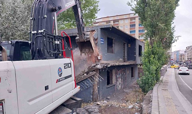 Kars'ta metruk binalar yıkılıyor