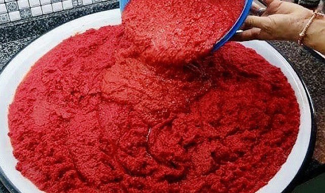 Kış hazırlığı yapan kadınların salça mesaisi başladı