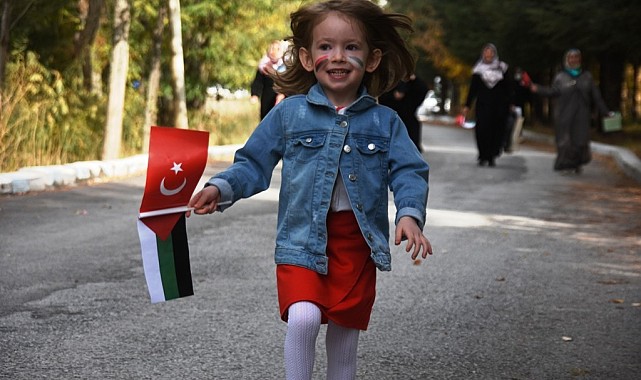 Kur'an kursu öğrencileri kumbaralarındaki paraları Filistin'e bağışladı