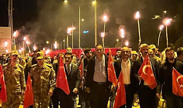 Meşaleli Cumhuriyet yürüyüş düzenlendi