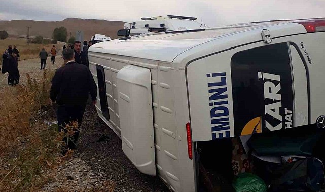 Minibüs yan yattı: 10 yaralı