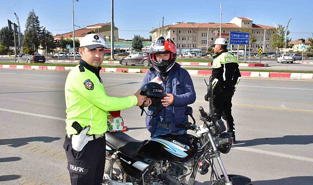 Motosiklet sürücülerine ücretsiz kask dağıtıldı