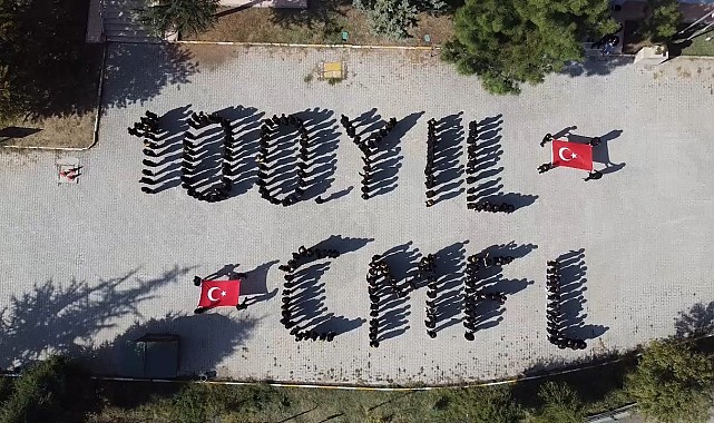 Öğrencilerden '100. yıl' koreografisi