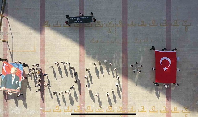 Öğretmen ve öğrencilerden '100. yıl' koreografisi