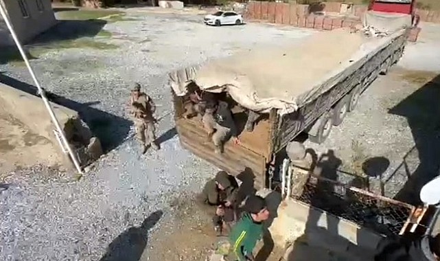Tır dorsesinde 64 düzensiz göçmen yakalandı