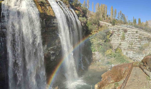 Tortum Şelalesi gökkuşağı ile süslendi
