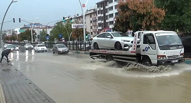 Sağanak sonrası yollar göle döndü, vatandaş tepki gösterdi