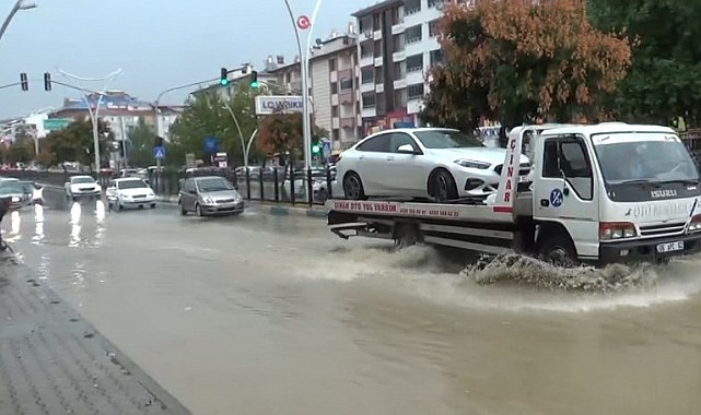 Sağanak sonrası yollar göle döndü, vatandaş tepki gösterdi
