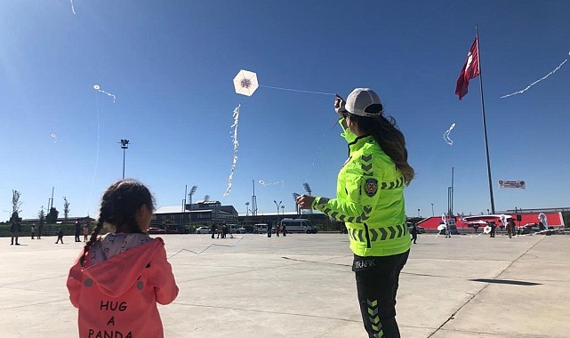 Uçurtmalarını polis eşliğinde uçurdular