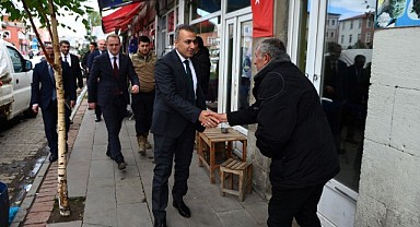 Vali Çiçek Hanak'ta esnaf ziyaretinde