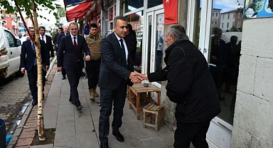 Vali Çiçek Hanak'ta esnaf ziyaretinde