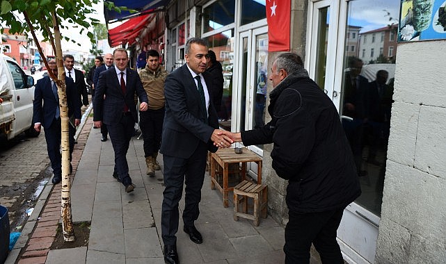 Vali Çiçek Hanak'ta esnaf ziyaretinde