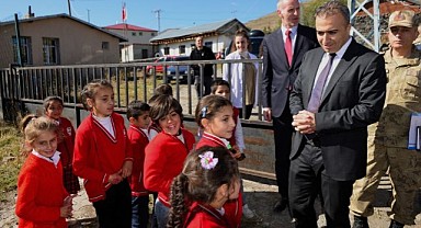 Vali Çiçek, köy okulunu ziyaret etti