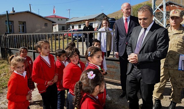 Vali Çiçek, köy okulunu ziyaret etti