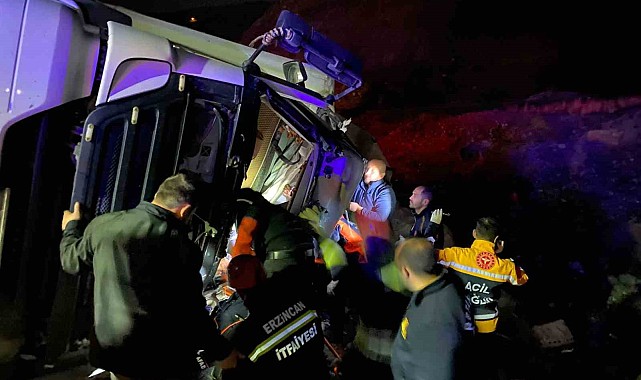 Yan yatan tırın içinde sıkışan sürücüsü kurtarıldı