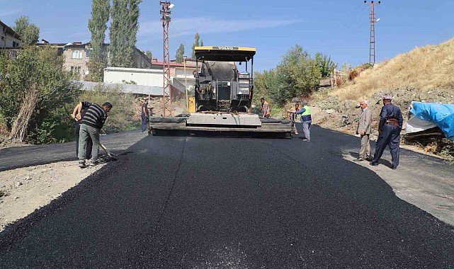 Yol asfaltlama çalışmaları devam ediyor