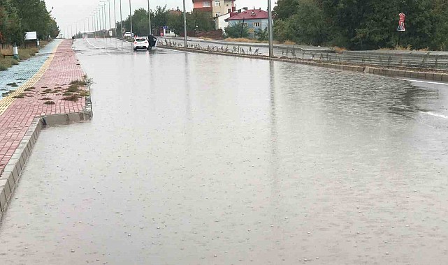 Yollar göle döndü, bahçe ve ahırları su bastı
