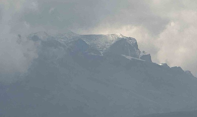 Yüksekova'ya mevsimin ilk karı düştü