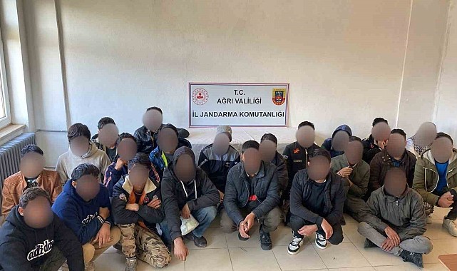 25 Afgan göçmen yakalandı, 3 şüpheli gözaltına alındı