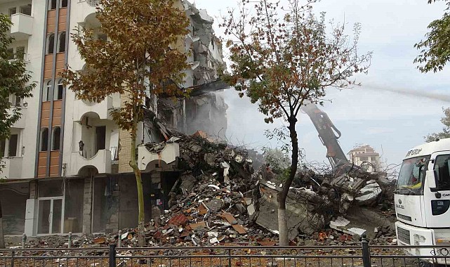 Ağır hasarlı binaların yıkımı sürüyor