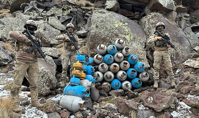 Ağrı&#039;da PKKKCK barınma alanlarına yapılan aramada çok sayıda malzeme ele geçirildi