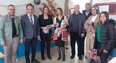 AK Parti’den çiçekli öğretmenler günü kutlaması