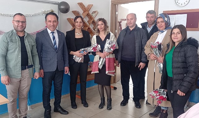 AK Parti’den çiçekli öğretmenler günü kutlaması