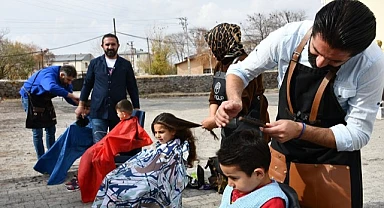 Altın kalpli kuaförler çocukları sevindirdi