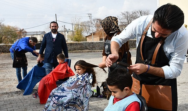 Altın kalpli kuaförler çocukları sevindirdi