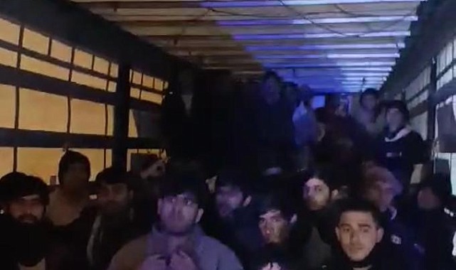 Alüminyum yüklü tırda 48 düzensiz göçmen yakalandı
