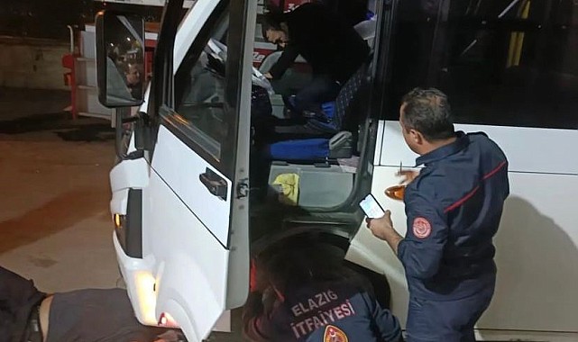 Aracın motor kısmında mahsur kalan kedi kurtarıldı