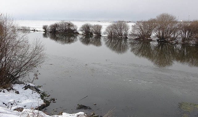Ardahan'da Kura Nehri'nin yüzeyi kısmen dondu