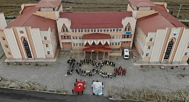 Öğrencilerden unutulmaz 100. yıl koreografisi