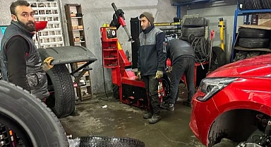 Ardahan’da oto lastikçilerde kış lastiği mesaisi başladı