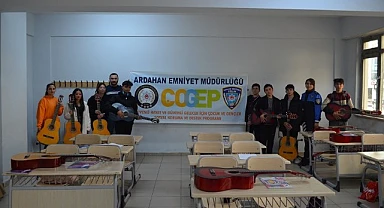 Ardahan Emniyet Müdürlüğü öğrencileri sevindirdi