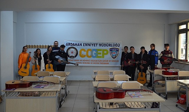 Ardahan Emniyet Müdürlüğü öğrencileri sevindirdi