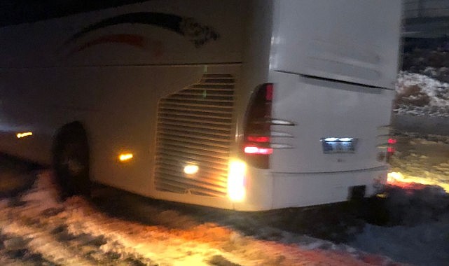 Artvin'de otobüs kara saplandı, yolda yolcular mahsur kaldı