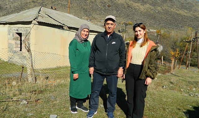 Atalarının sürgün edildiği köye gittiler, gözyaşlarını tutamadılar