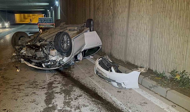 Aydınlatma direğine çarpan otomobil takla attı: 3 yaralı