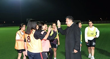 Başkan Demir, şampiyon Kadın Futbol takımının antrenmanını izledi