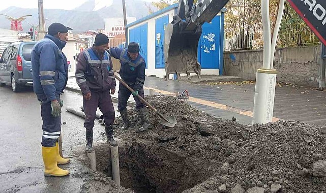 Belediye arıza ekibinin zorlu mesaisi