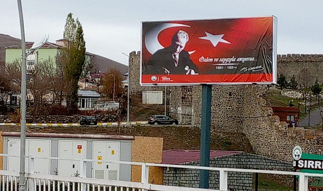 Belediye, kenti Atatürk resimleriyle donattı