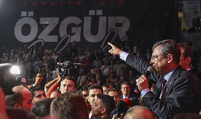 CHP Genel Başkanı Özel’e ilk gününde protesto: “Kılıçdaroğlu sana ekmek yedirdi”