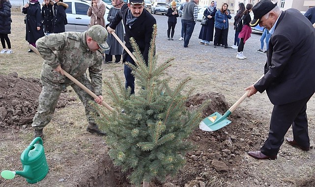 Çıldır'da Cumhuriyet Fidanları Toprakla Buluştu